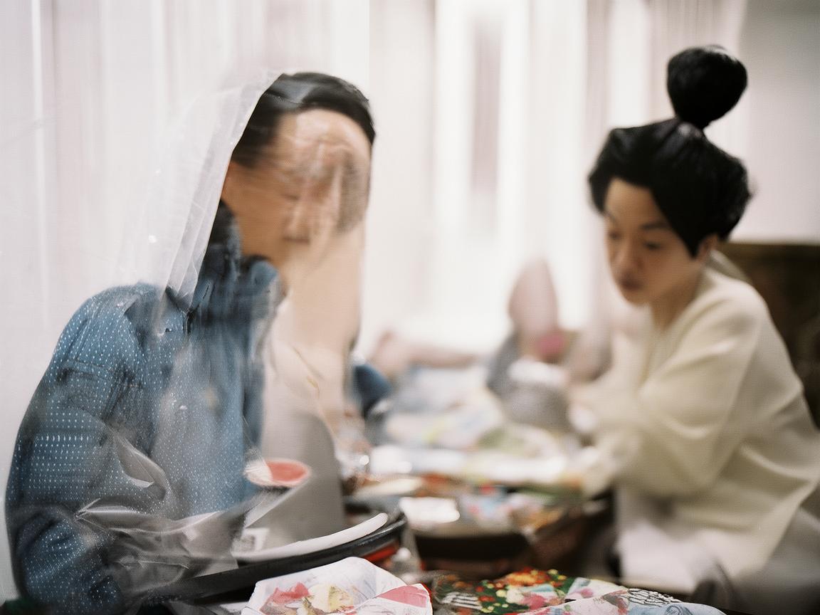 都江堰的灵动之笔，如何通过插画展现其水利与自然和谐共生的奇迹？
